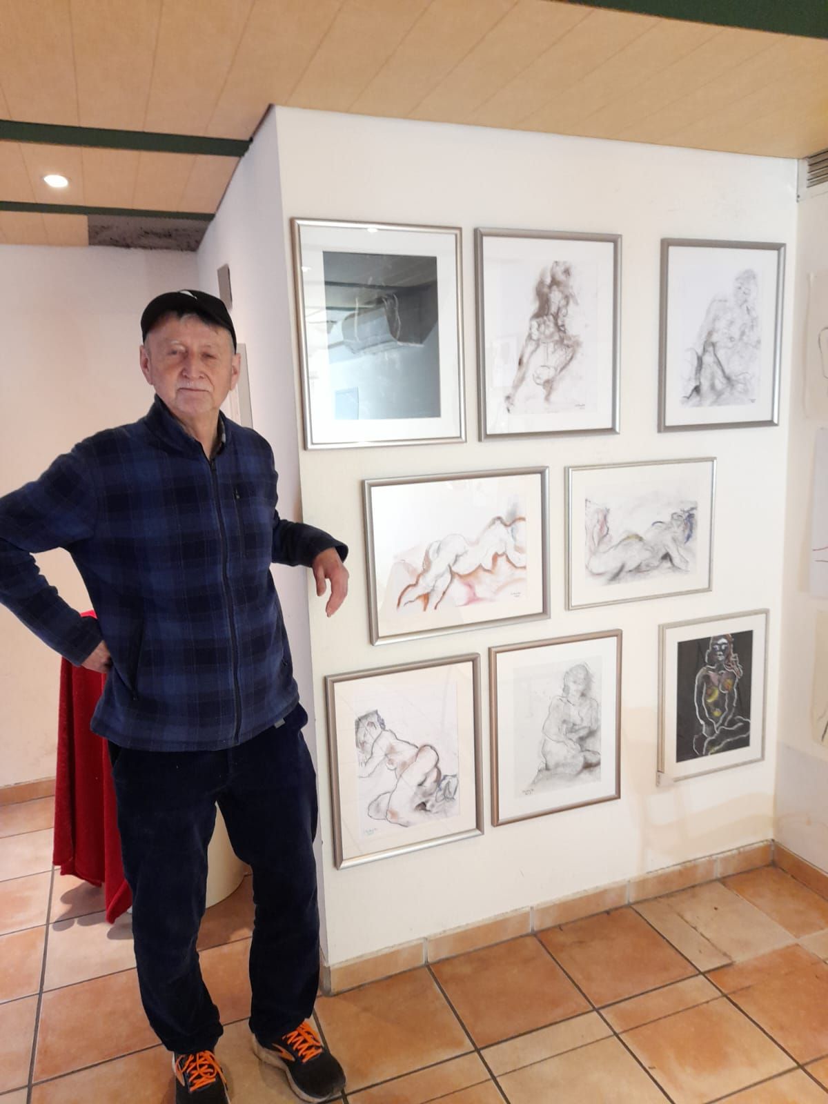 Gerd Mittreiter auf der ArtArtist-Ausstellung in Düsseldorf vor seinen Werken